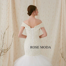 Load image into Gallery viewer, Rosemoda-mermaid-weddingdress-h-detail.jpg
